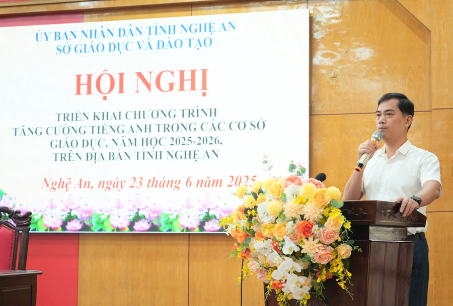 Ông Nguyễn Văn Khoa – Phó Giám đốc Sở GD&ĐT Nghệ An phát biểu tại hội nghị. Ảnh: Hồ Lài tieng-anh-tang-cuong-2.jpg