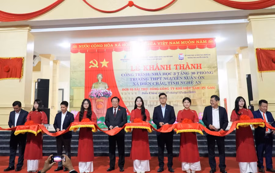 Các đại biểu cắt bằng khánh thành công trình. Ảnh: Hồ Lài