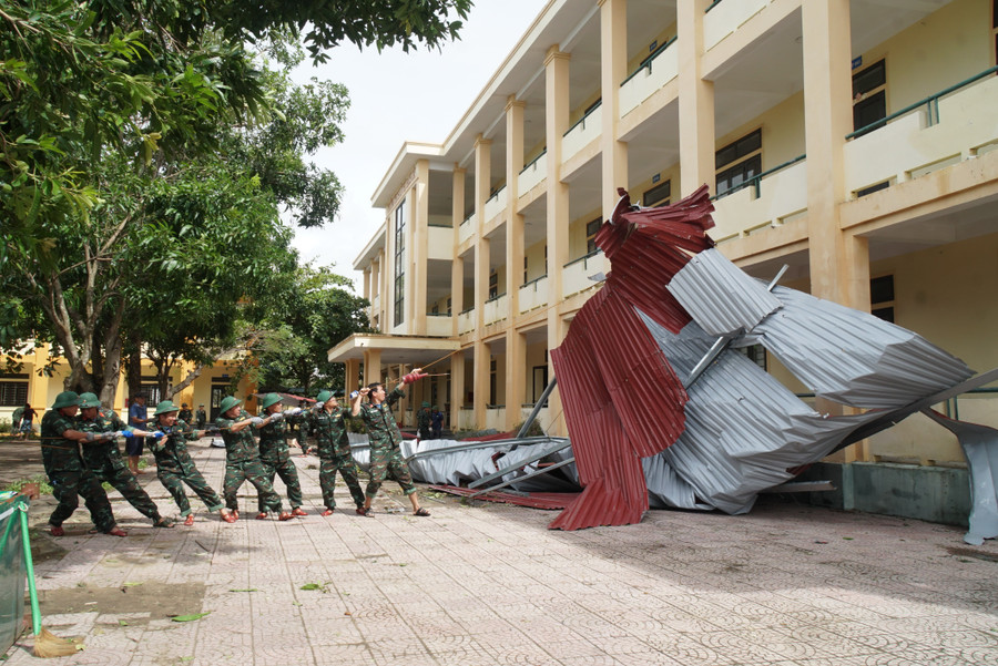 Lực lượng quân đội hỗ trợ Trường THCS Lê Thị Bạch Cát khắc phục thiệt hại sau bão. khac-phuc-bao-lu-nghe-an-13.jpg