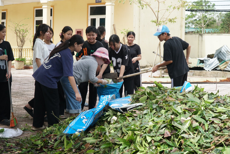 Học sinh Trường THCS Nghi Tân đến trường tham gia dọn dẹp vệ sinh sau bão. khac-phuc-bao-lu-nghe-an-10.jpg