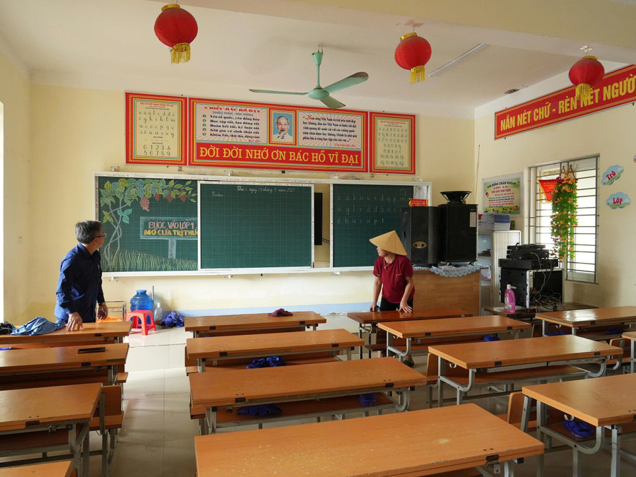 Giáo viên dọn dẹp sạch sẽ các phòng học bị ngập do mưa bão. khac-phuc-bao-lu-nghe-an-9.jpg