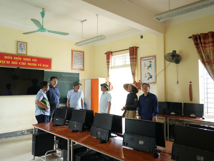 Đoàn công tác Sở GD&ĐT Nghệ An cùng lãnh đạo phường Cửa Lò đến thăm cơ sở vật chất trường học bị thiệt hại do bão. khac-phuc-bao-lu-nghe-an-12.jpg
