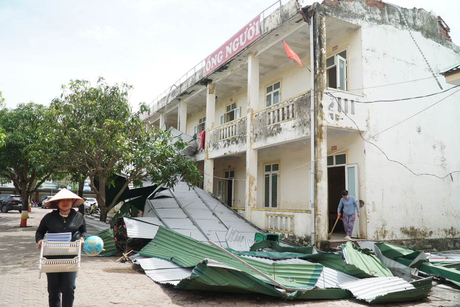 Dãy phòng học của Trường Tiểu học Nghi Thủy đã cũ kỹ, dưới ảnh hưởng của mưa bão Bualoi không còn an toàn để dạy học. khac-phuc-bao-lu-nghe-an-7.jpg