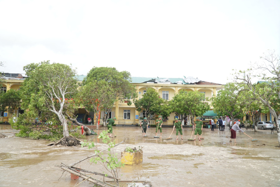 Trường Tiểu học Thu Thủy (Cửa Lò, Nghệ An) chịu thiệt hại nặng nề khi vừa bị tốc mái dãy phòng học, gãy đổ nhiều cây xanh và nước thủy triều dâng ngập sâu 1 mét. khac-phuc-bao-lu-nghe-an-3.jpg