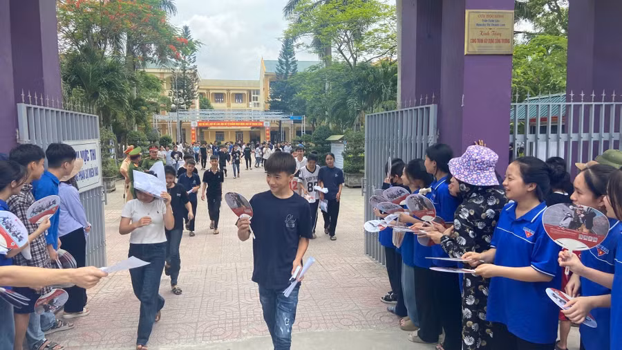 Thí sinh dự thi tại Hội đồng thi Trường THPT Nam Đàn 2, huyện Nam Đàn, Nghệ An. Ảnh ĐT