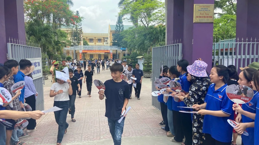 Thí sinh dự thi tại Hội đồng thi Trường THPT Nam Đàn 2, huyện Nam Đàn, Nghệ An. Ảnh ĐT