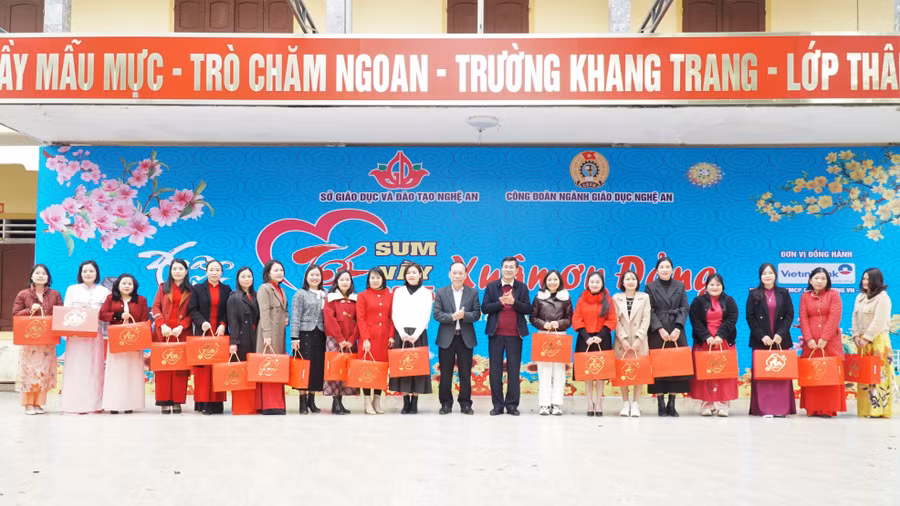 Ngành giáo dục Nghệ An trao quà tết sum vầy cho nhân viên các trường học có hoàn cảnh khó khăn. Ảnh: Hồ Lài