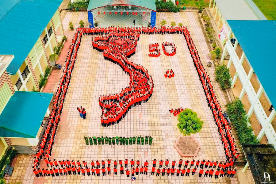 Gần 1000 học sinh của Trường THCS Trà Lân (huyện Con Cuông, Nghệ An) đồng diễn xếp hình bản đồ Tổ quốc, hòa cùng dòng chảy của dân tộc hướng về Ngày hội non sông. Ảnh: NTCC