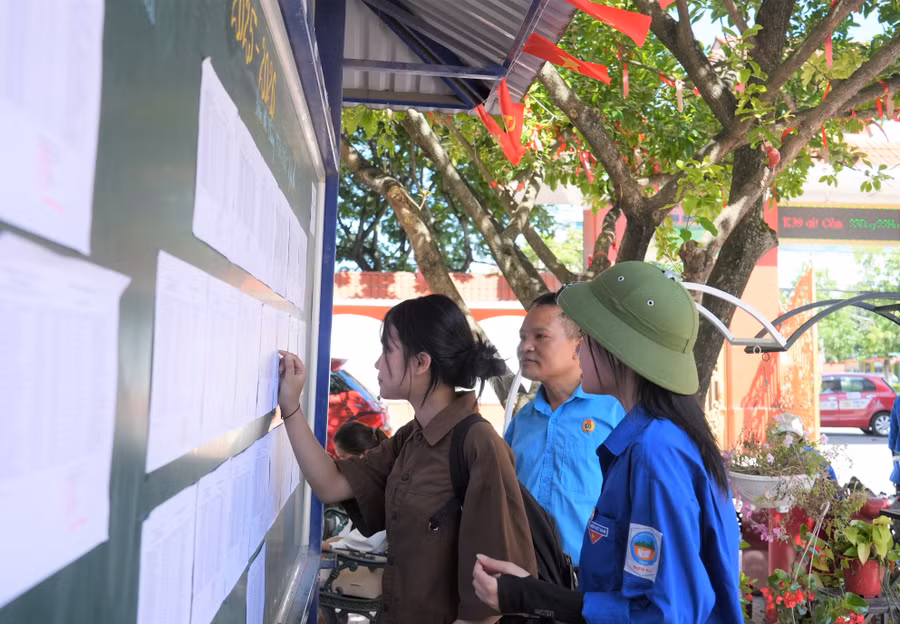 Thí sinh dự thi vào lớp 10 THPT tỉnh Nghệ An năm học 2025-2026. Ảnh: Hồ Lài