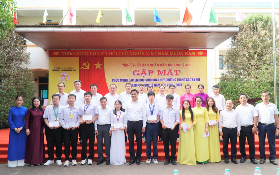 Lãnh đạo tỉnh, ngành giáo dục Nghệ An, Trường THPT chuyên Phan Bội Châu chụp ảnh lưu niệm cùng giáo viên, học sinh đạt giải tại các kỳ thi Olympic khu vực và quốc tế năm 2025. Ảnh: Hồ Lài sn100742-2.jpg