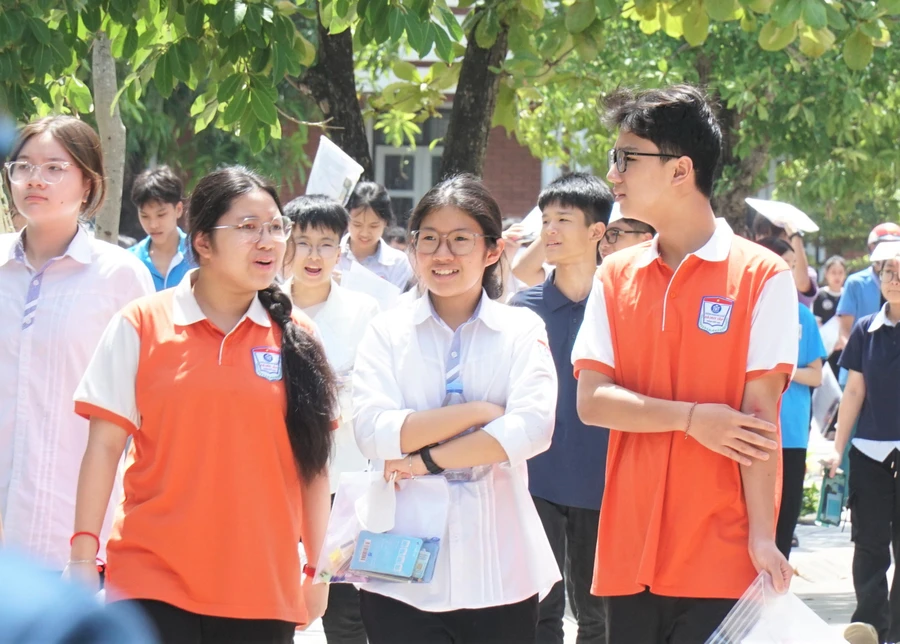 Thí sinh Nghệ An hoàn thành bài thi môn Ngữ văn vào lớp 10 năm 2025. Ảnh: Hồ Lài
