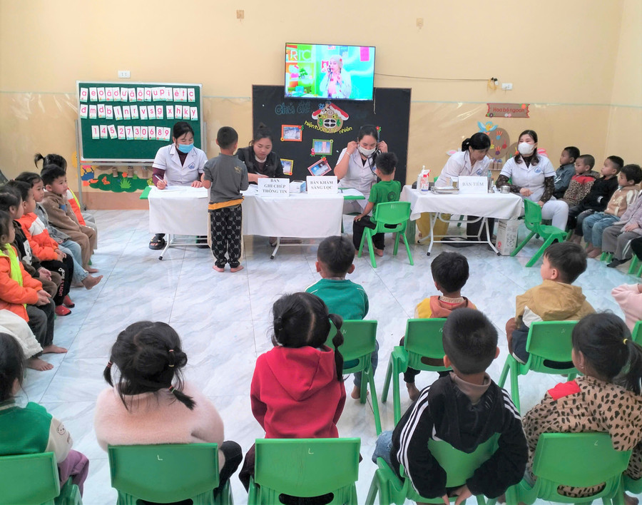Tiêm phòng sởi cho trẻ tại Trường Mầm non Tam Hợp, huyện Tương Dương, Nghệ An. Ảnh: NTCC 