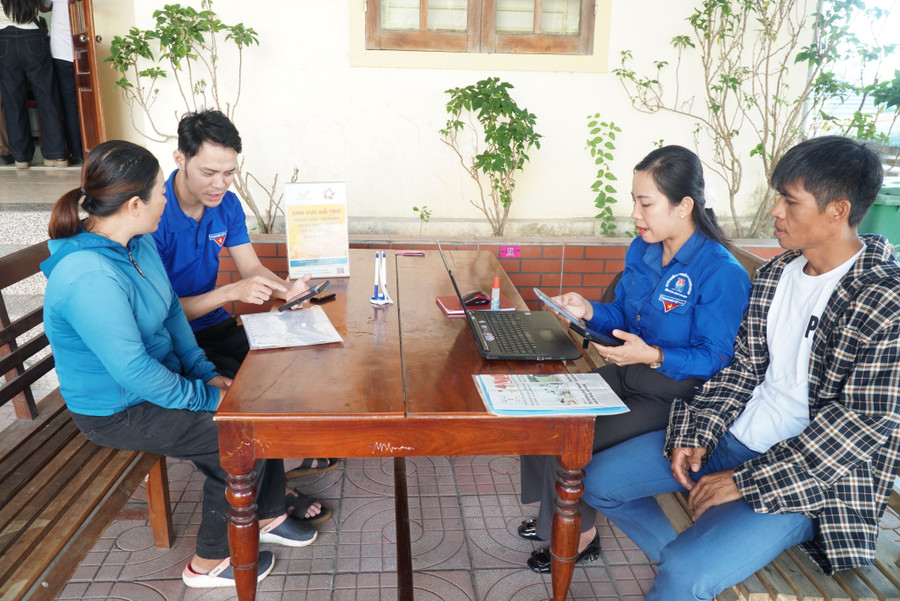 Cán bộ Đoàn Thanh niên xã Yên Xuân (Nghệ An) hướng dẫn bà con cài đặt, kích hoạt VNeID mức độ 2. Ảnh: Hồ Lài