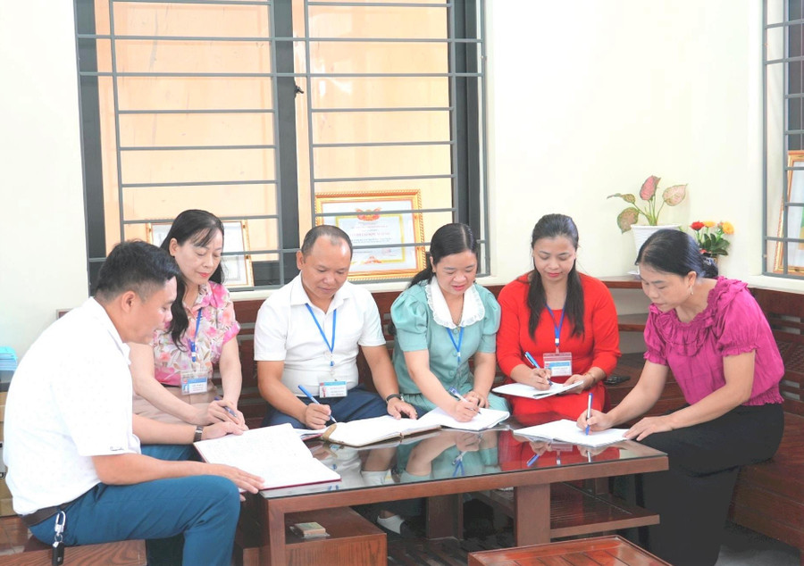 Ban giám hiệu Trường THCS Nguyễn Trãi thường xuyên trao đổi chuyên môn, phương pháp giáo dục với giáo viên. Ảnh: Hồ Lài thcs-nguyen-trai-2.jpg