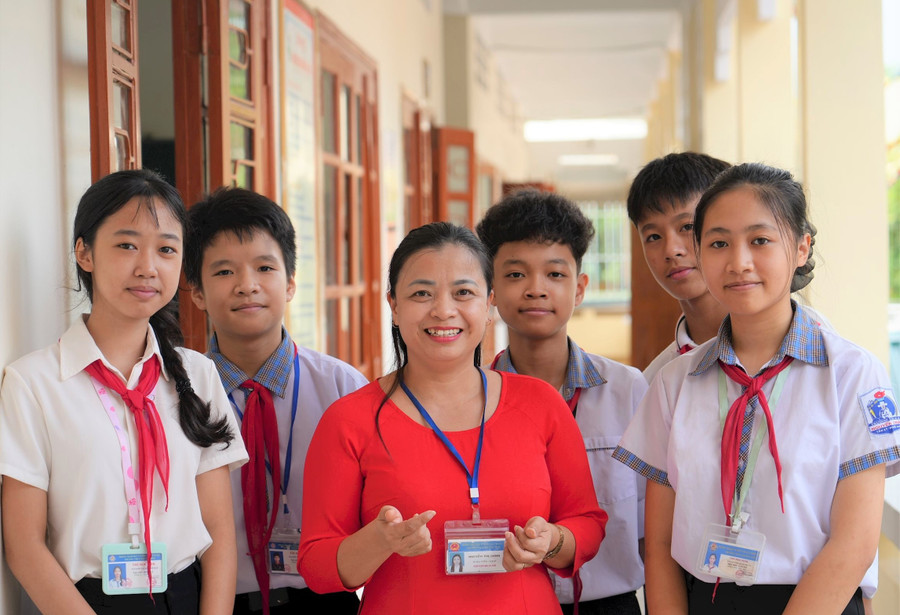 Cô Nguyễn Thị Oanh có nhiều sáng tạo trong dạy học môn Giáo dục công dân để trang bị kiến thức, kỹ năng cũng như bồi dưỡng phẩm chất đạo đức cho học sinh. Ảnh: Hồ Lài thcs-nguyen-trai-1.jpg