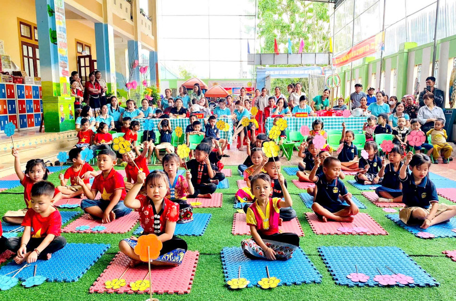 Trường Mầm non Lượng Minh (huyện Tương Dương, Nghệ An) tổ chức hoạt động trải nghiệm cho trẻ với sự tham gia của phụ huynh, đại diện chính quyền địa phương. Ảnh: NTCC