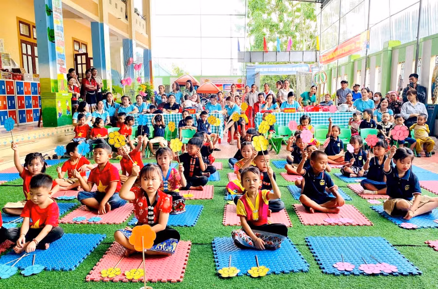 Trường Mầm non Lượng Minh (huyện Tương Dương, Nghệ An) tổ chức hoạt động trải nghiệm cho trẻ với sự tham gia của phụ huynh, đại diện chính quyền địa phương. Ảnh: NTCC