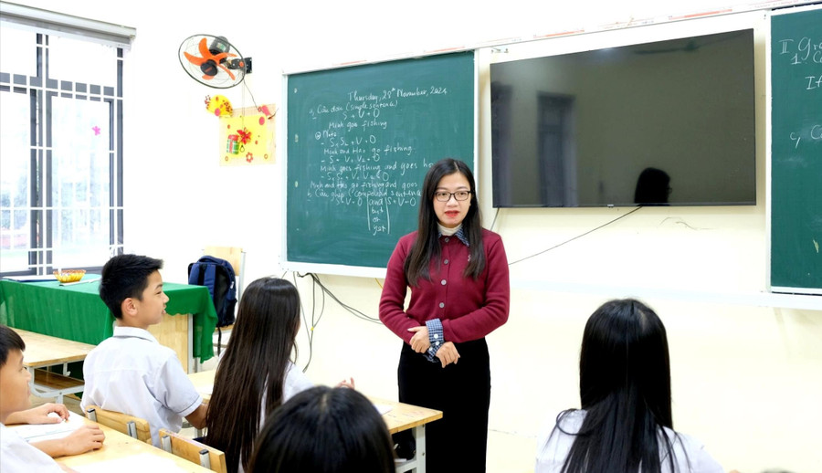 Giờ học tiếng Anh của cô Ngọc Diệp với các học sinh Trường THCS Vinh Tân (Trường Vinh, Nghệ An). Ảnh: Hồ Lài chuyen-doi-so-day-hoc-tieng-anh.jpg