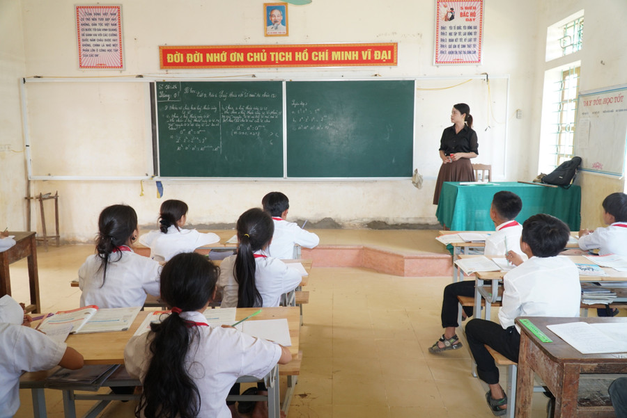 Giờ học tại Trường Phổ thông Dân tộc bán trú Tiểu học và THCS Nậm Càn (xã Na Ngoi, Nghệ An). Ảnh: Hồ Lài sn109382.jpg