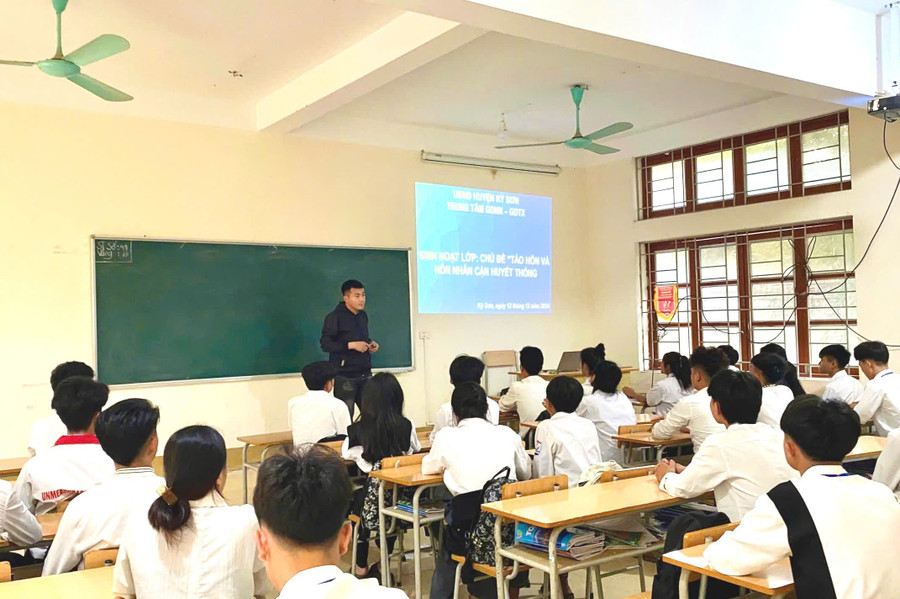 Tiết sinh hoạt lớp về chủ đề tảo hôn và hôn nhân cận huyết của thầy Xồng Bá Chùa nhằm tuyên truyền, ngăn ngừa học sinh bỏ học lấy vợ, lấy chồng sớm. Ảnh: NVCC thay-giao-xong-ba-chua-3.jpg