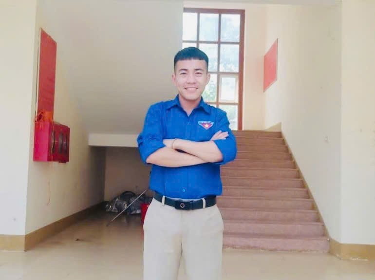 Thầy Xồng Bá Chùa - giáo viên Toán, Bí thư Đoàn Trung tâm GDNN-GDTX Kỳ Sơn, Nghệ An. Ảnh: NVCC