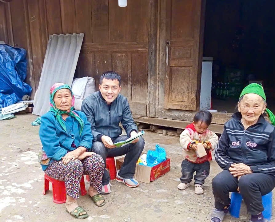 Thầy Chùa (thứ 2 từ trái sang) đến bản thăm và trò chuyện với gia đình phụ huynh học sinh. Ảnh: NVCC thay-giao-xong-ba-chua-4.jpg