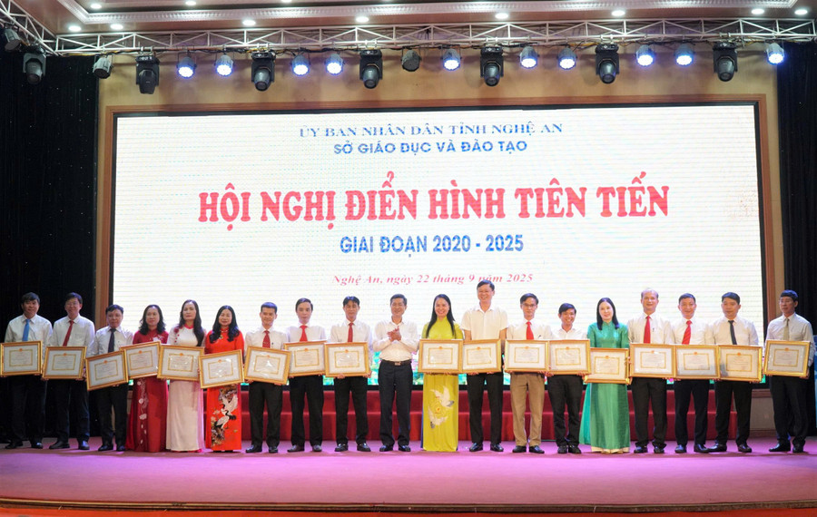 Lãnh đạo Sở GD&ĐT Nghệ An trao giấy khen cho 18 tập thể điển hình tiên tiến giai đoạn 2020-2025. Ảnh: Hồ Lài