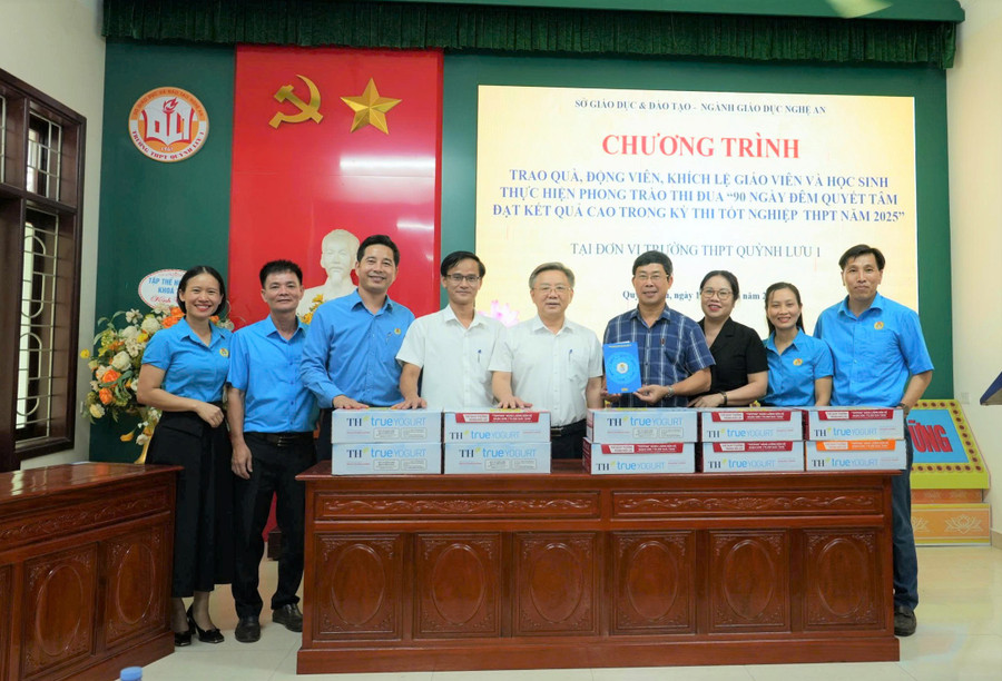 Đoàn công tác Sở GD&ĐT Nghệ An thăm và tặng quà giáo viên, học sinh các trường THPT ôn thi tốt nghiệp. Ảnh: Hồ Lài chuyen-do-dau-tien-chuong-trinh-2018-anh-6.jpg