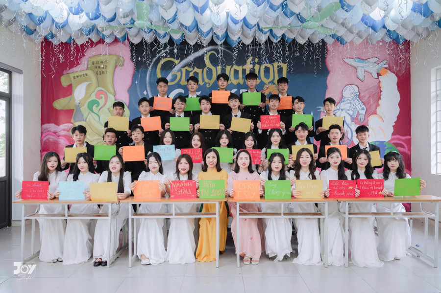 Cô trò Trường THPT Nam Đàn 2, huyện Nam Đàn, Nghệ An. Ảnh: NTCC chuyen-do-dau-tien-chuong-trinh-2018-anh-2.jpg