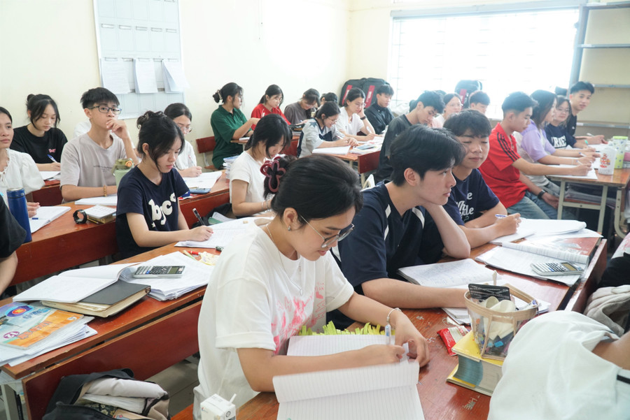 Học sinh Trường Phổ thông DTNT THPT số 2 Nghệ An miệt mài ôn tập cho đến trước ngày thi. Ảnh; Hồ Lài chuyen-do-dau-tien-chuong-trinh-2018-anh-1.jpg