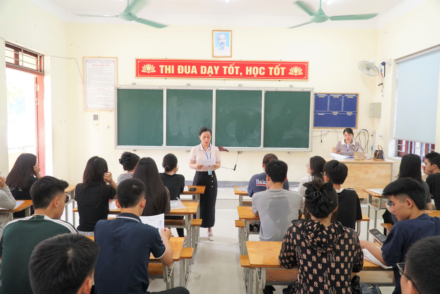 Thí sinh Nghệ An làm thủ tục dự thi, học quy chế thi tốt nghiệp THPT năm 2025. Ảnh: Hồ Lài chuyen-do-dau-tien-chuong-trinh-2018-anh-5.jpg
