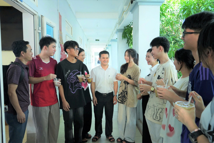 Ban giám hiệu Trường Phổ thông DANT THPT số 2 Nghệ An trực tiếp động viên, chia sẻ với học trò trong những ngày tháng nỗ lực ôn thi. Ảnh: Hồ Lài chuyen-do-dau-tien-chuong-trinh-2018-anh-2-1558.jpg