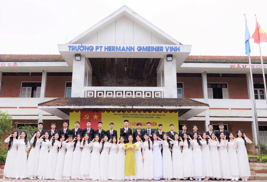 Giáo viên và học trò K28 Trường Phổ thông Hermann Gmeiner Vinh. Ảnh: NTCC chuyen-do-dau-tien-chuong-trinh-2018-anh-4.jpg