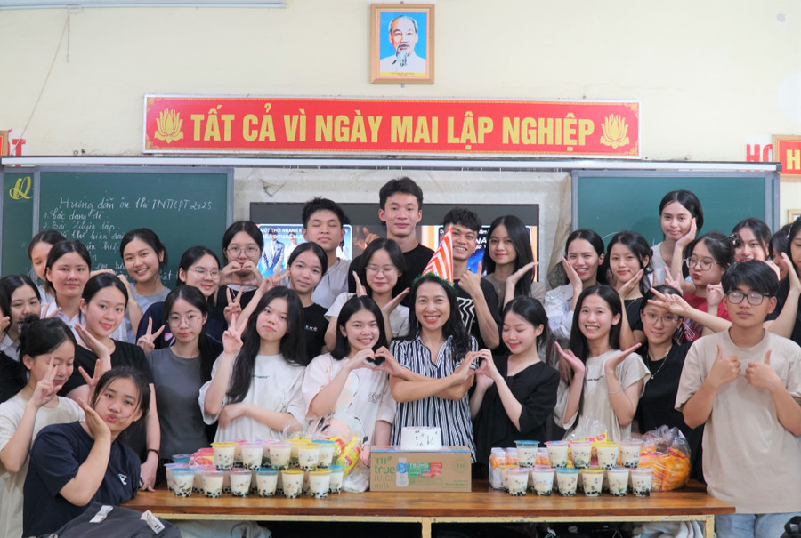 Buổi ôn thi cuối cùng của cô trò Trường THPT Đô Lương 1 (huyện Đô Lương, Nghệ An). Ảnh: Hồ Lài