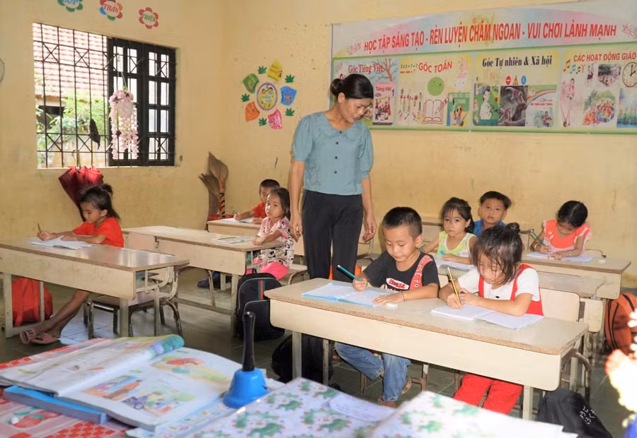 Cô trò Trường Phổ thông DTBT Tiểu học Nga My, xã Nga My, Nghệ An. Ảnh: Hồ Lài