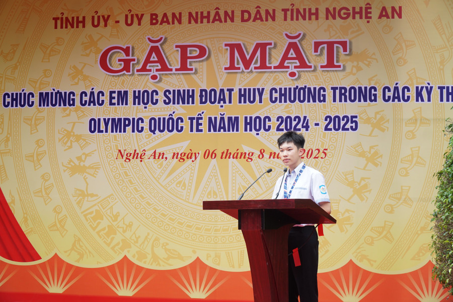 Em Nguyễn Thế Quân (học sinh lớp 12A3, Trường THPT chuyên Phan Bội Châu) đại diện cho các học sinh đạt giải chia sẻ hành trình tham gia thi Olympic quốc tế, khu vực. Ảnh: Hồ Lài sn100700.jpg