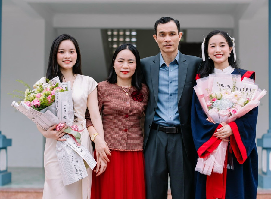 Khánh Linh (ngoài cùng bên phải) chụp ảnh kỷ yếu cùng gia đình. Ảnh: NVCC nu-thu-khoa-lang-ven-bien-nghe-an-2.jpg