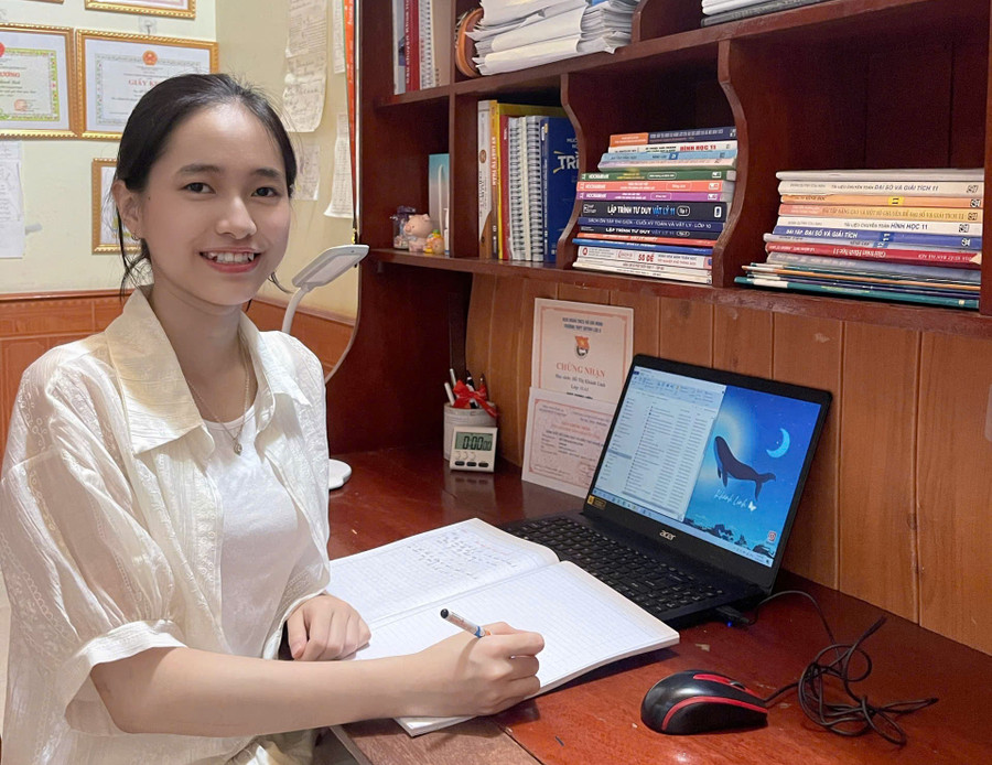 Khánh Linh là nữ sinh chăm chỉ, học đều cả 3 môn Toán, Vật lí, Hóa học. Ảnh: NVCC nu-thu-khoa-lang-ven-bien-nghe-an-1.jpg