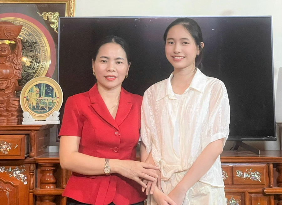 Chị Hồ Thị Sen (bên trái) - mẹ của Khánh Linh luôn đồng hành, ủng hộ con gái trong học tập. Ảnh: NVCC nu-thu-khoa-lang-ven-bien-nghe-an-3.jpg