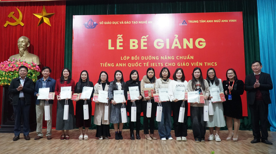 Giáo viên cốt cán THCS Nghệ An tham gia bồi dưỡng nâng chuẩn tiếng Anh quốc tế thi và nhận chứng chỉ IELTS. Ảnh: Hồ Lài