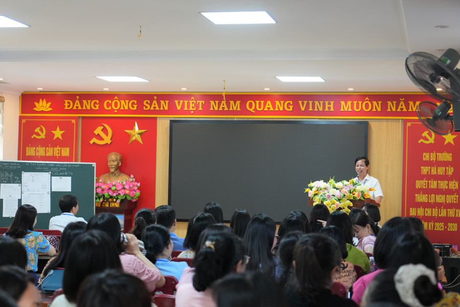 Hội đồng thi Trường THPT Hà Huy Tập (TP Vinh, Nghệ An) họp quán triệt nhiệm vụ coi thi tuyển sinh lớp 10 năm 2025. thi-lop-10-nghe-an-2.jpg
