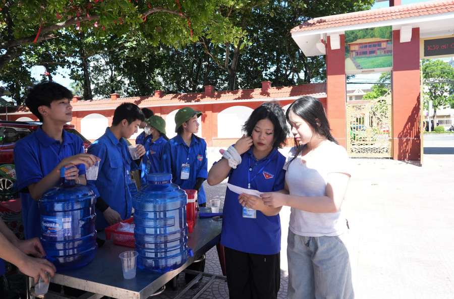 Đoàn viên thanh niên Trường THPT Dân tộc nội trú tỉnh Nghệ An hỗ trợ hướng dẫn thí sinh đến nhận thẻ dự thi. Ảnh: Hồ Lài thi-lop-10-nghe-an-7.jpg