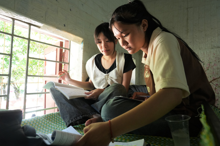 Thí sinh khó khăn được tạo điều kiện ở trong ký túc xá của Trường THPT Dân tộc nội trú tỉnh Nghệ An trong những ngày thi. Ảnh: Hồ Lài thi-lop-10-nghe-an-8.jpg