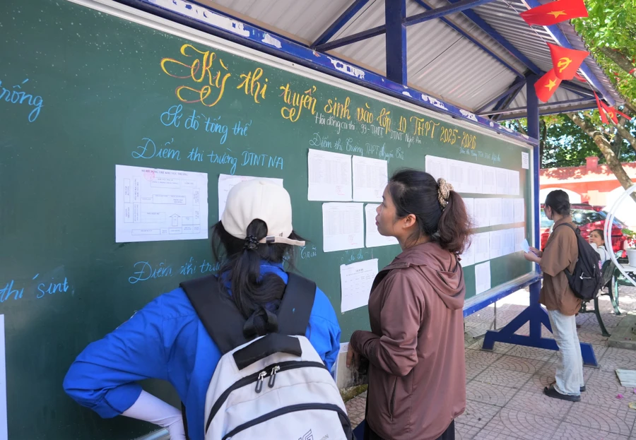 Thí sinh đến xem sơ đồ phòng thi tại Trường THPT Dân tộc nội trú tỉnh Nghệ An. Ảnh: Hồ Lài