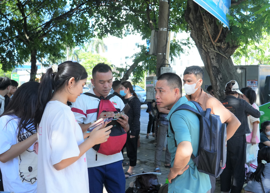 Nhiều thí sinh, phụ huynh đến các huyện vùng cao Nghệ An đã có mặt ở Trường THPT Dân tộc nội trú tỉnh Nghệ An trước ngày thi vào lớp 10. Ảnh: Hồ Lài thi-lop-10-nghe-an-6.jpg