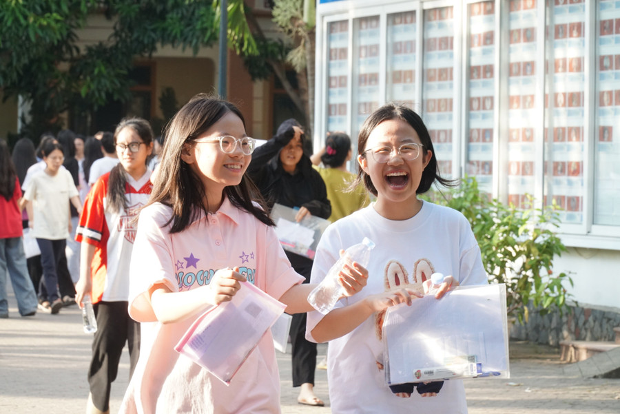 Thí sinh phấn khởi hoàn thành kỳ thi chuyên khó khăn. Ảnh: Hồ Lài de-thi-chuyen-phan-1.jpg