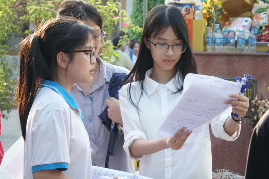 Nhiều thí sinh nán lại sân trường trao đổi về bài làm. Ảnh: Hồ Lài de-thi-chuyen-phan-5.jpg