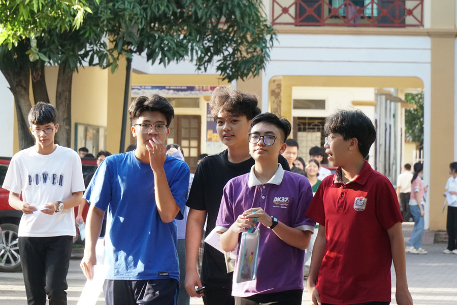 Các thí sinh đã hoàn thành kỳ thi có tính cạnh tranh cao nhất vào lớp 10 tỉnh Nghệ An. Ảnh: Hồ Lài de-thi-chuyen-phan-4.jpg