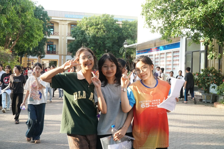 Thí sinh hoàn thành kỳ thi vào Trường THPT chuyên Phan Bội Châu (Nghệ An). Ảnh: Hồ Lài