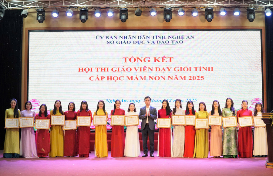 Lãnh đạo Sở GD&ĐT Nghệ An trao giấy khen cho giáo viên đạt thành tích xuất sắc tại hội thi. Ảnh: Hồ Lài